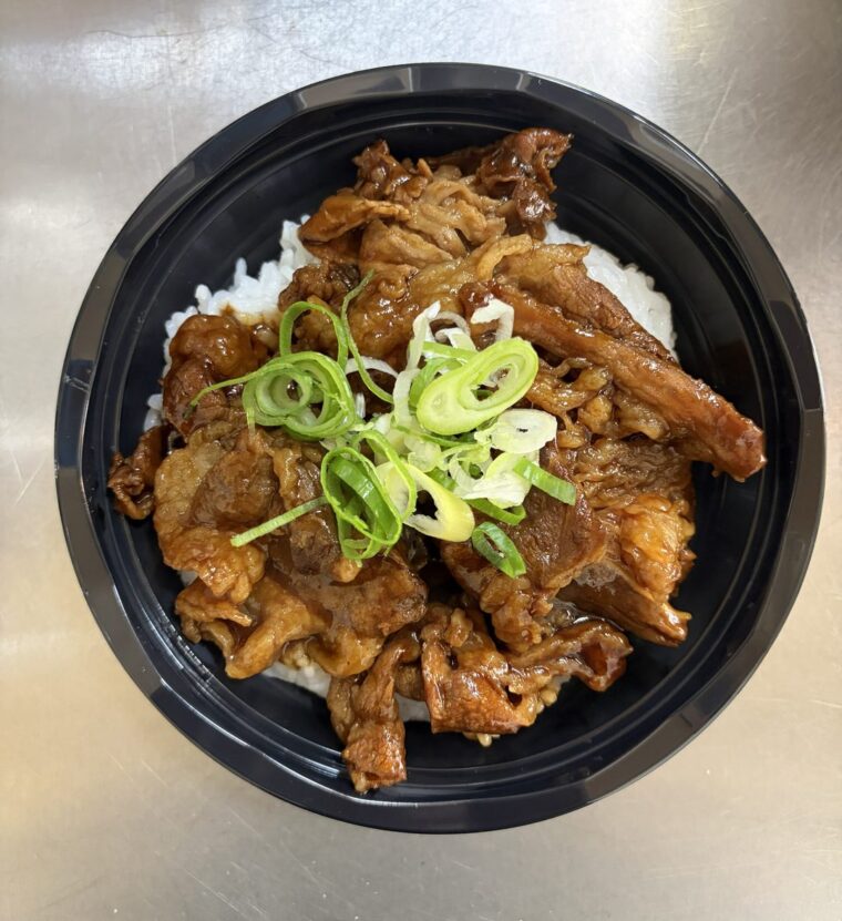 キッチンカーの牛カルビ丼 ごはんの盛り付けとネギのトッピング