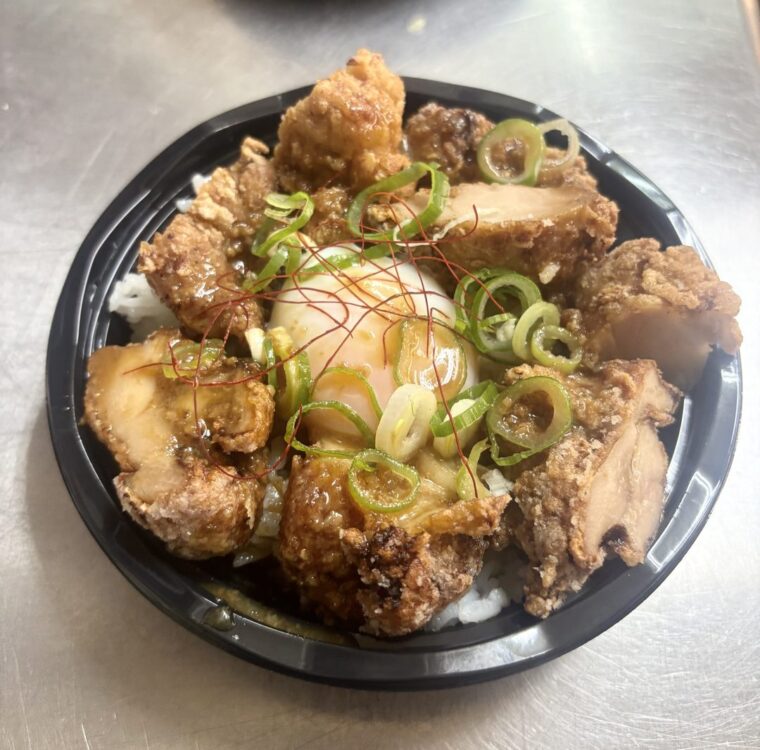 キッチンカーの唐揚げ丼 温玉とネギのトッピングで単価アップ